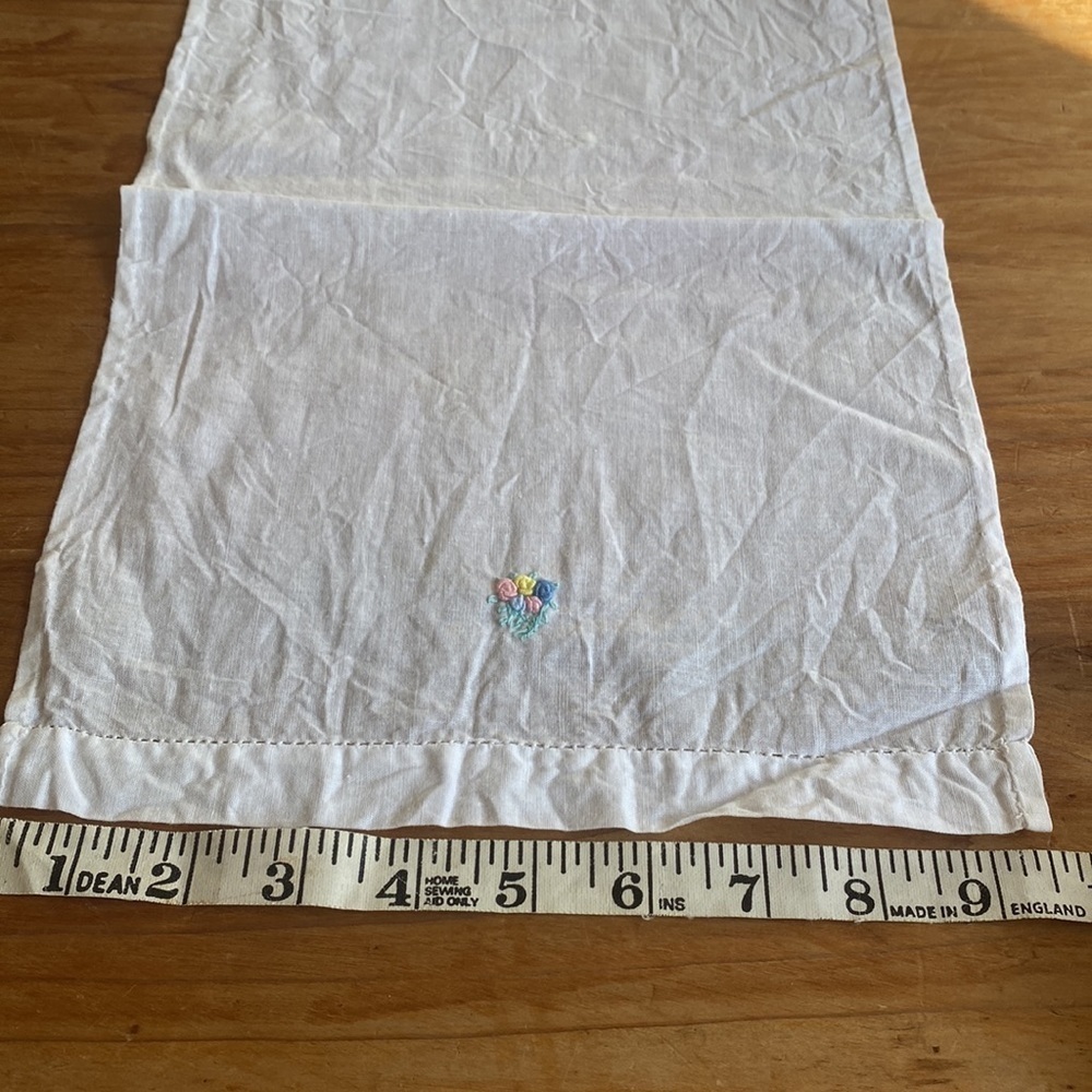 Vintage Linens with Embroidery - Picture 5 of 8